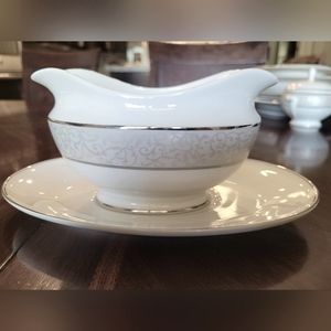 Mikasa L3438 gravy server/plate, silver/white